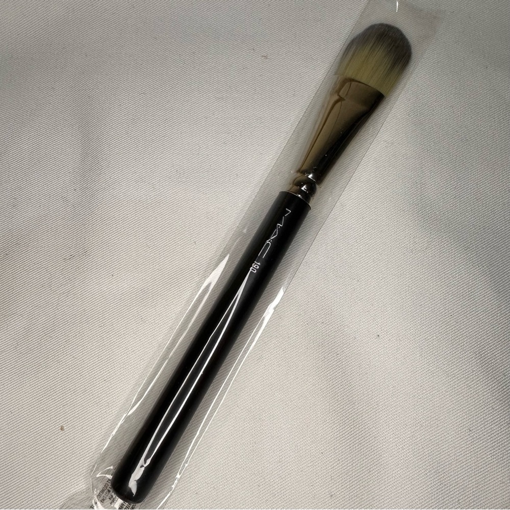 MAC Cosmetics full sized 190 foundation brush